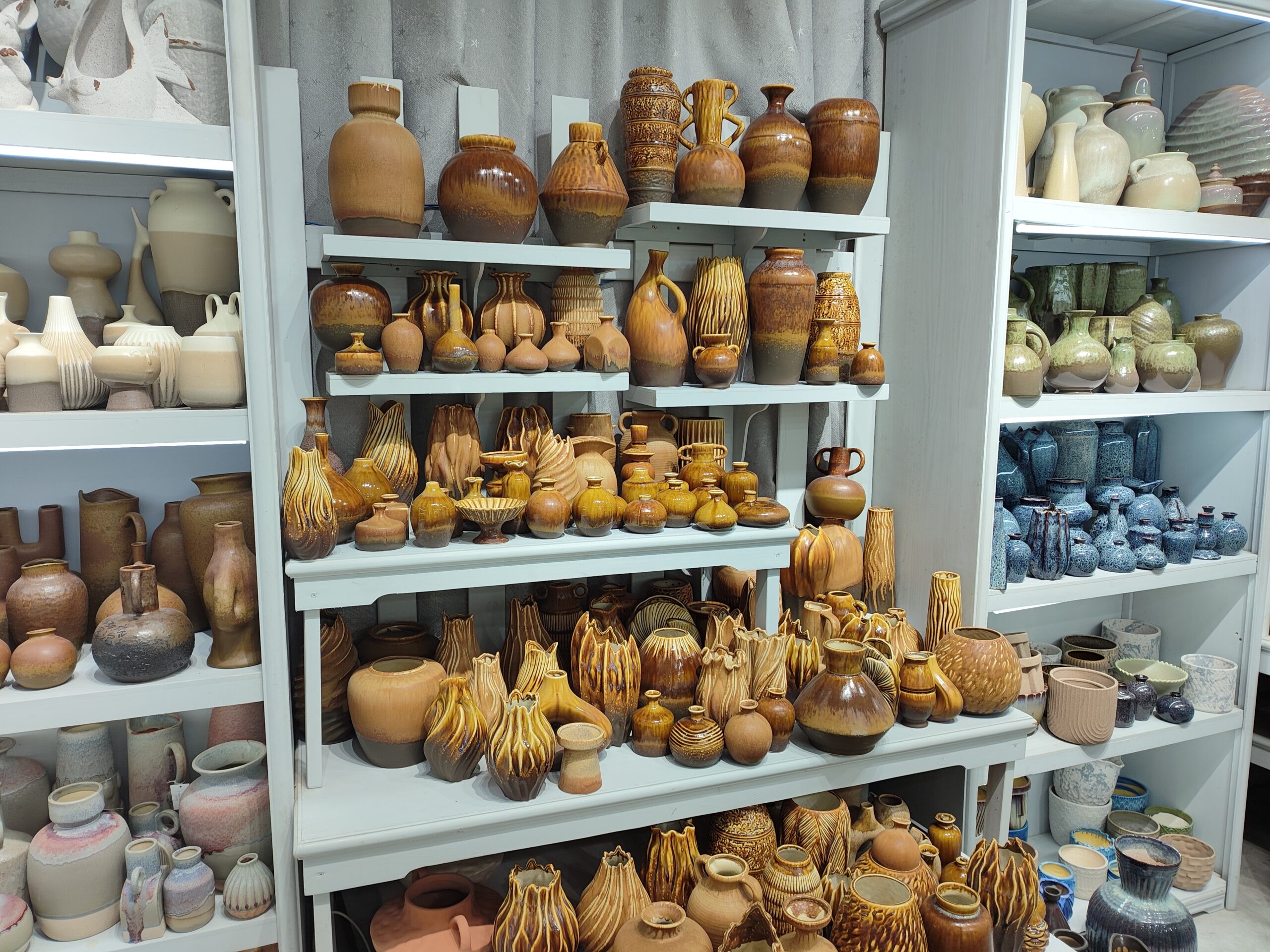 The “Unbreakable Look”: Why Stoneware Is the Wholesale Vase I Trust When a Room Has to Feel Finished Fast